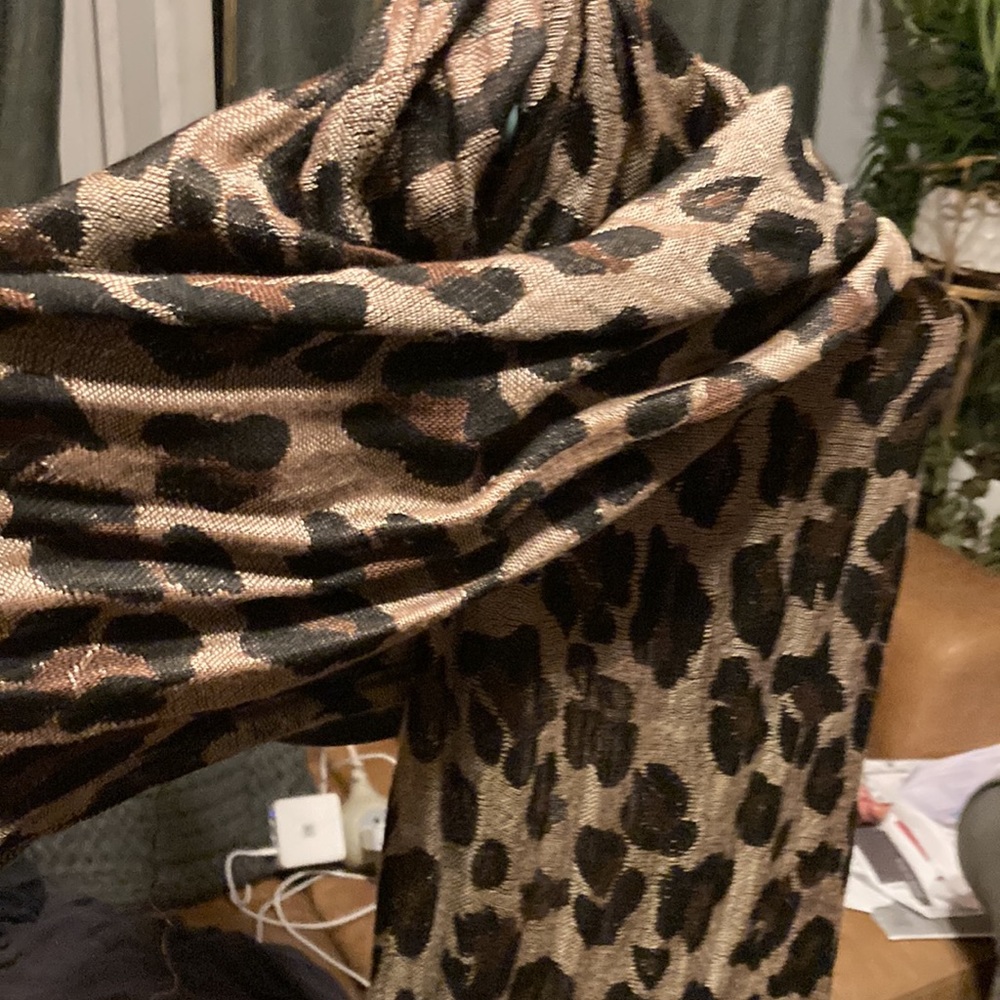 Beautiful leopard scarf ❄️🧣 - Picture 3 of 3